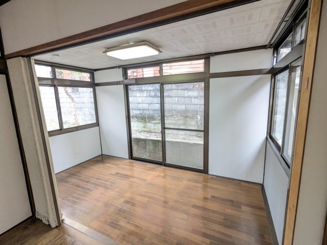 その他部屋・スペース　一階の洋室です。照明付き