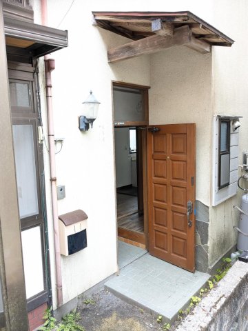 玄関　玄関とモニターフォンとポストの写真です