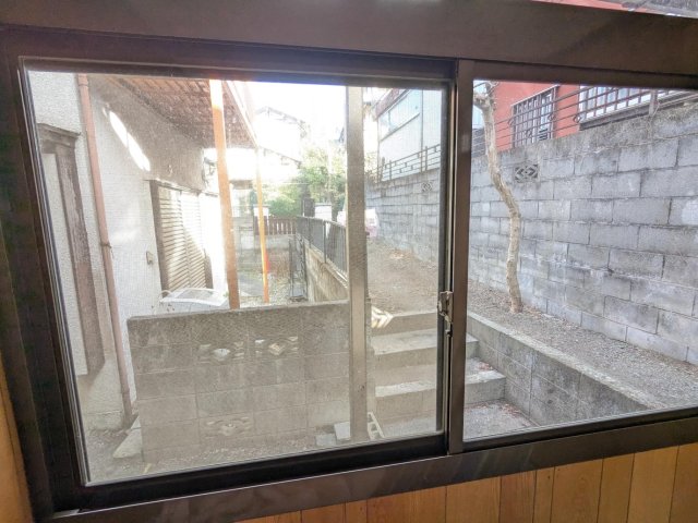 庭　窓から道路側を映しています