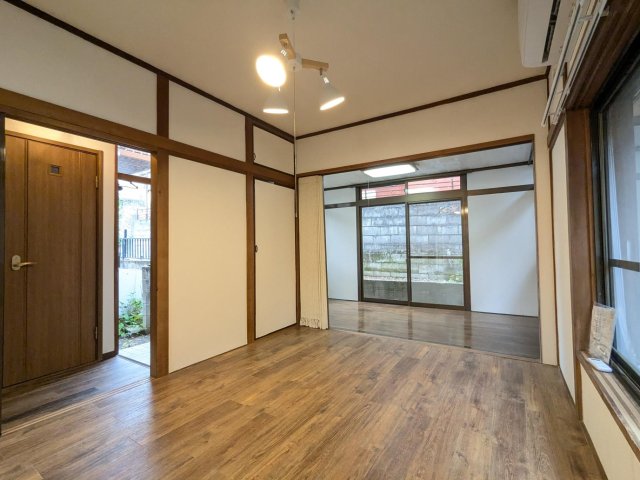 居室・リビング　エアコン付き。奥の洋室と繋げてLDKにしても良さそうです