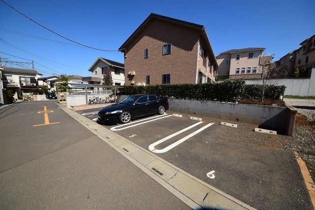 【狭山市祇園のアパートの駐車場】