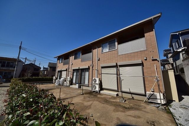 狭山市祇園のアパートの建物外観