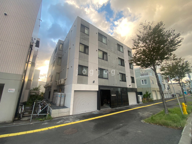 【札幌市北区麻生町のマンションの建物外観】