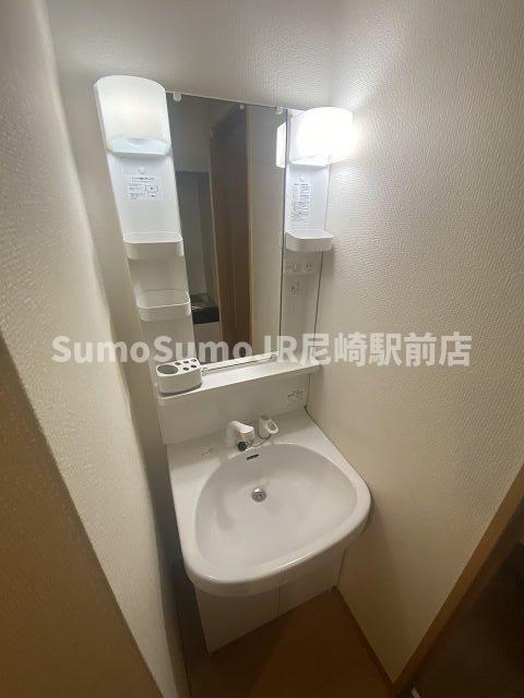 洗面設備　独立洗面化粧台が付いています