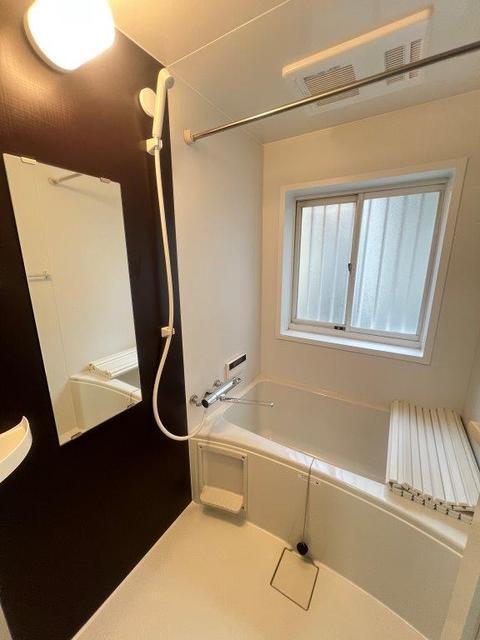 バス・シャワールーム　バスルーム（浴室乾燥機・追焚機能）窓付き