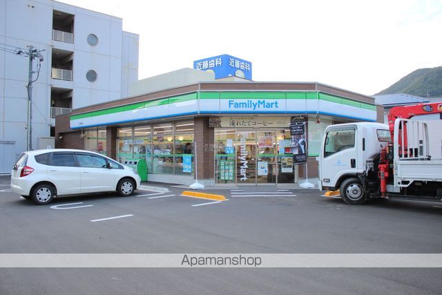 コンビニ　ファミリーマート三原宮浦店（コンビニ）まで527m