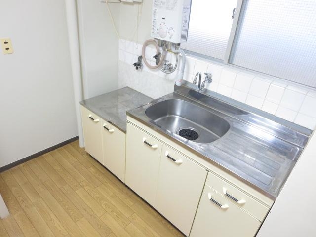 キッチン　窓のある爽やかなキッチン