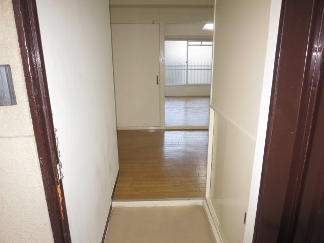 玄関　包みこむ木のやさしさと光溢れるあたたかな広々空間