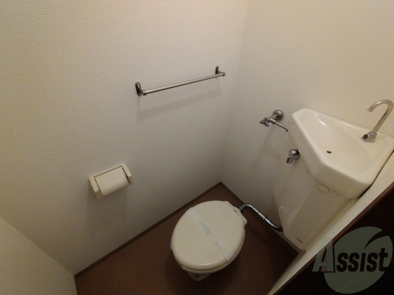 トイレ　こちらはトイレです。清潔感があり、安心して使用できます。