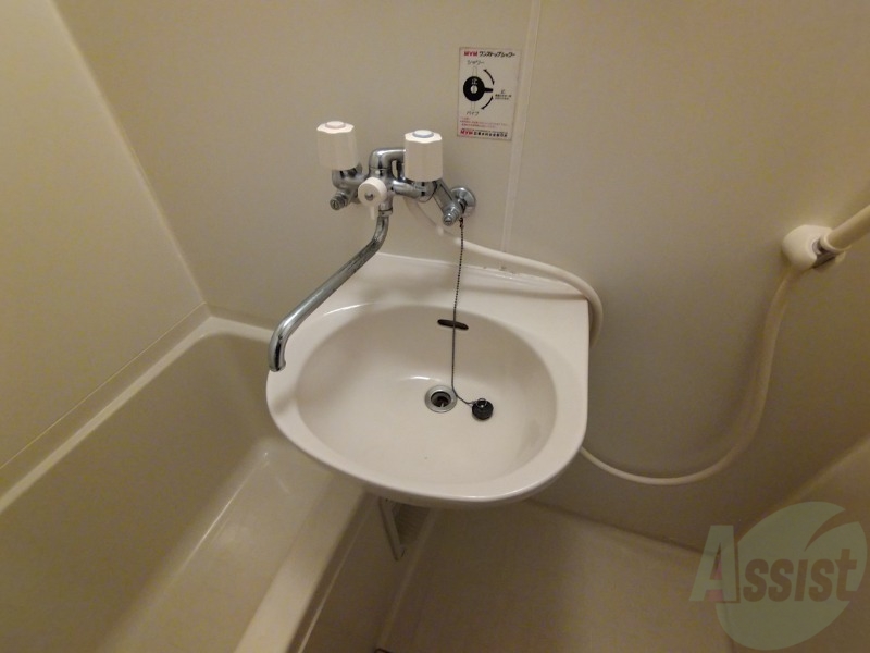 洗面設備　ユニットバス内の洗面台です。朝の身支度もスムーズです。