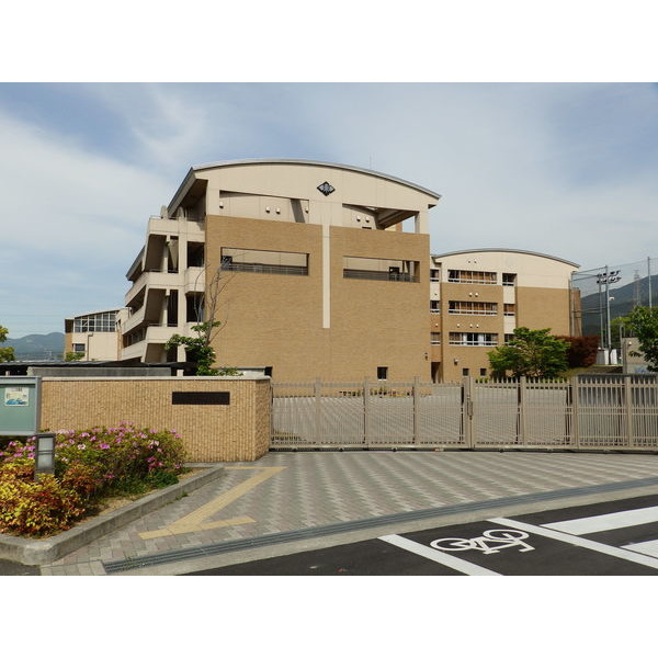 中学校　四国中央市立三島東中学校（中学校）まで1174m