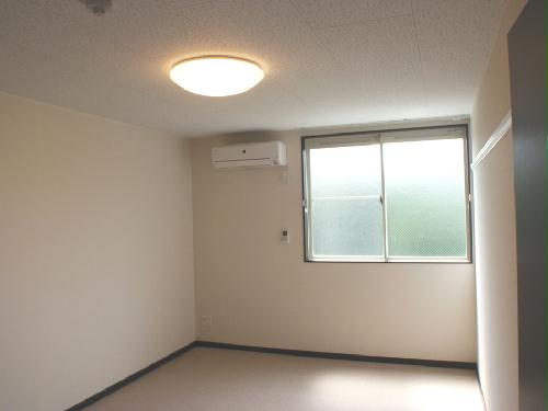 居室・リビング　室内の様子。エアコンは設置しております。