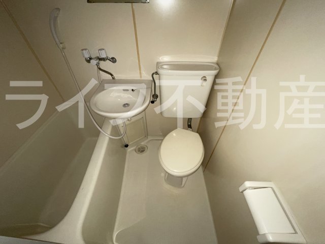トイレ　落ち着いた色調のトイレです