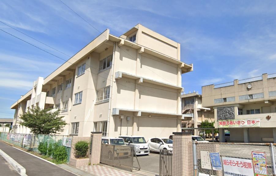 中学校　福山市立鷹取中学校（中学校）まで1007m