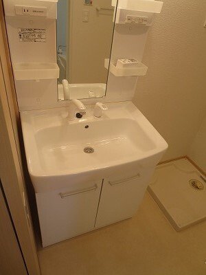 洗面設備　ゆったりとスペースのある洗面所