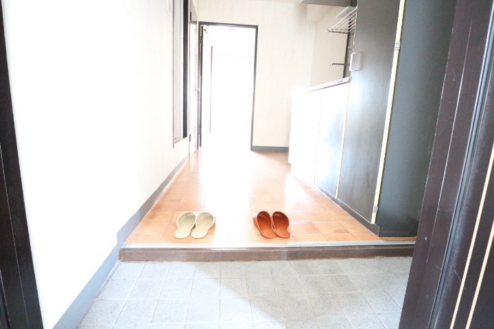 玄関　おしゃれなテラコッタ調の床です☆