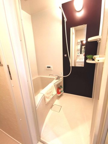 バス・シャワールーム　追い炊き機能あり、置き場所たっぷりな設備充実のバスルーム。