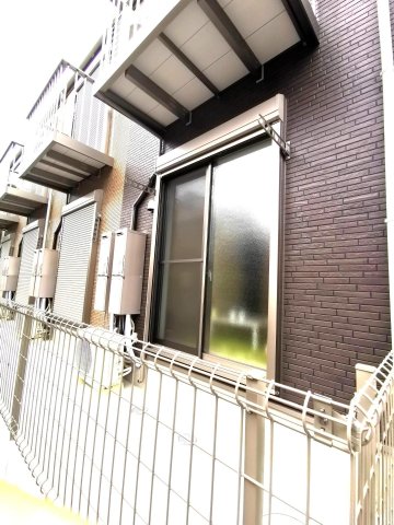 バルコニー　一階はベランダ、二階はバルコニーあり！外用物干し設備完備！