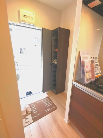 玄関　玄関には収納力のある靴箱あり。靴をたくさんお持ちの方も安心！