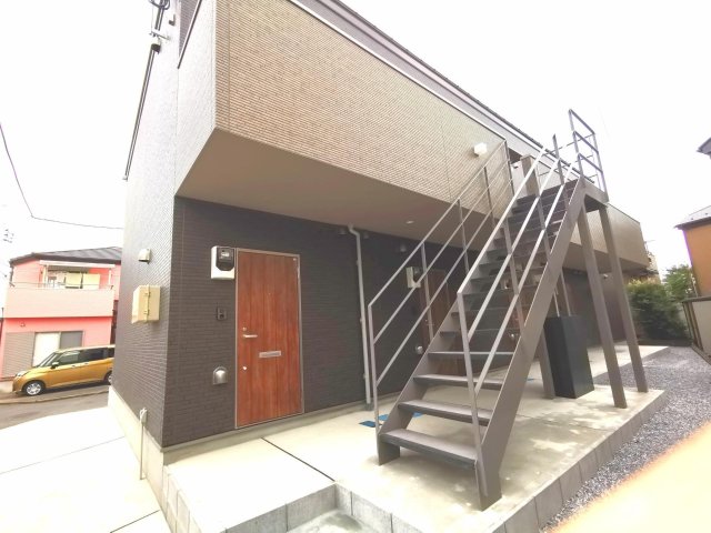 その他共有部分　郵便受けの付いた、温かみのある木目調ドアがお出迎え。