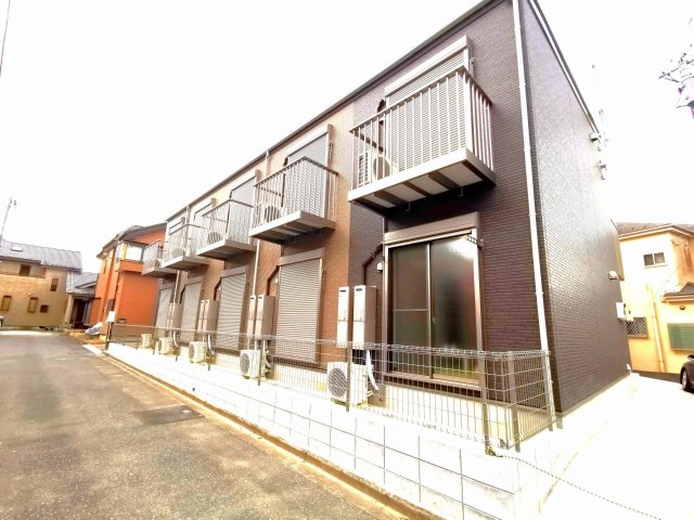 建物外観　外に物置スペースあり。東側採光で朝陽を浴びて朝を迎えられます