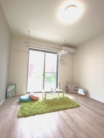 居室・リビング　日当たり良好なリビング。高速インターネット完備で快適生活！