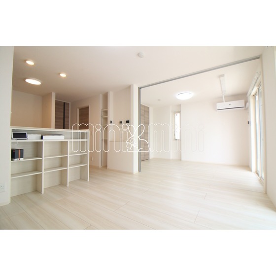 居室・リビング　新築物件の為、同施工会社建築物件