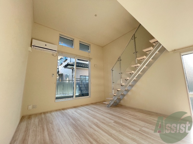 居室・リビング　９帖のロフト付の洋室です。広々としていますね。