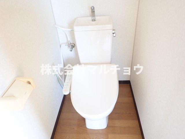 トイレ　落ち着いた色調のトイレです