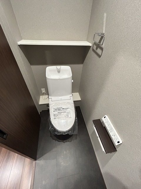 トイレ　＊温水洗浄機能付き