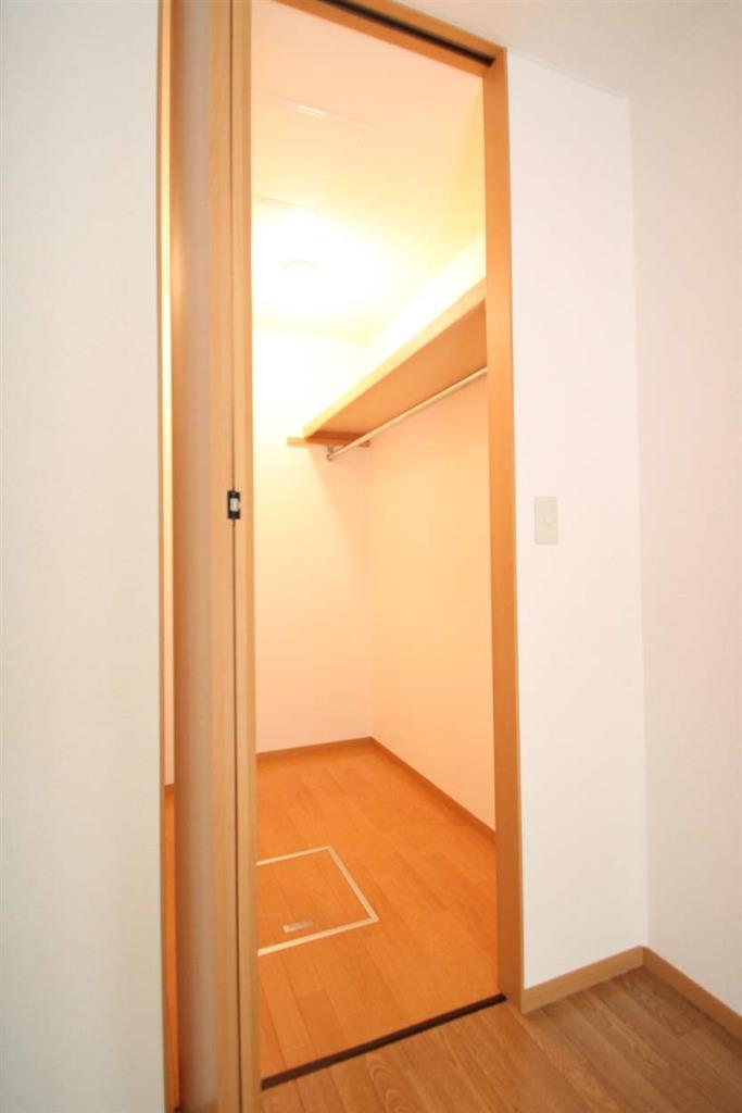 収納　ウォークインクローゼットなので収納便利