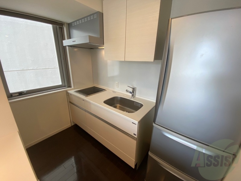 キッチン　ＩＨシステムキッチンです。お手入れも楽々ですね。