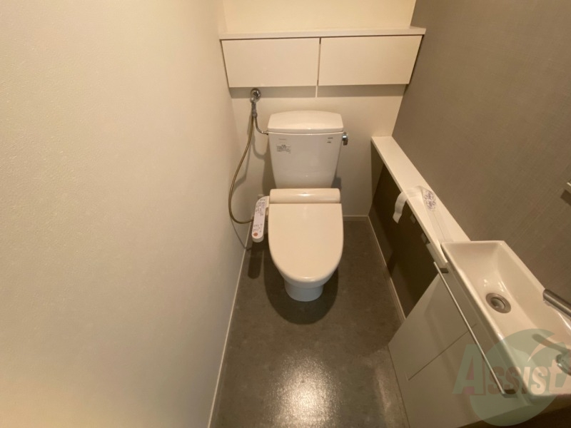 トイレ　トイレには手洗い場も付いていて便利です。