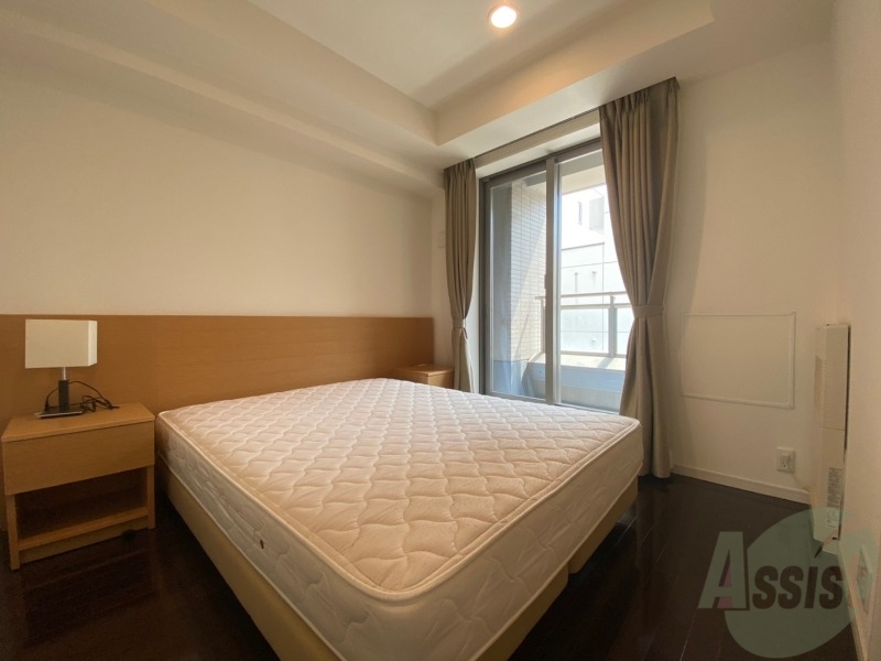 その他部屋・スペース　こちらが寝室です。窓が大きくて明るいですね。