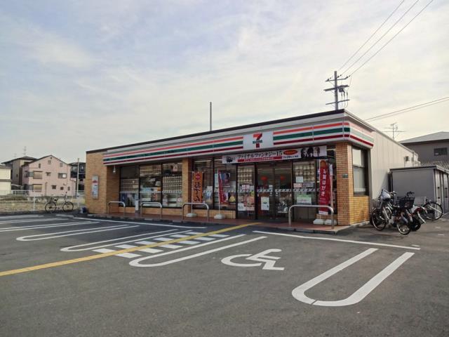 コンビニ　セブンイレブン（コンビニ）まで748m