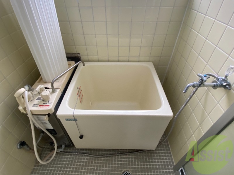 バス・シャワールーム　こちらのお風呂で、１日の疲れを癒してください。