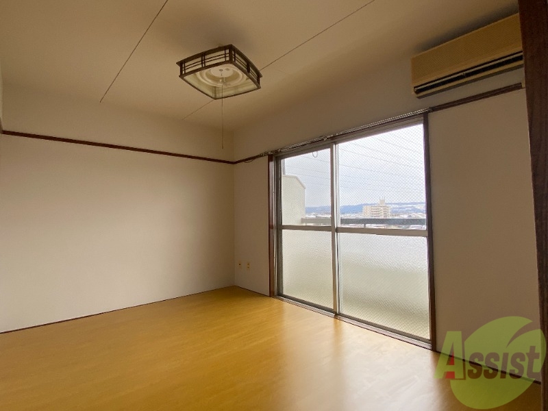 居室・リビング　６帖の洋室です。窓が大きく光が差し込みます。