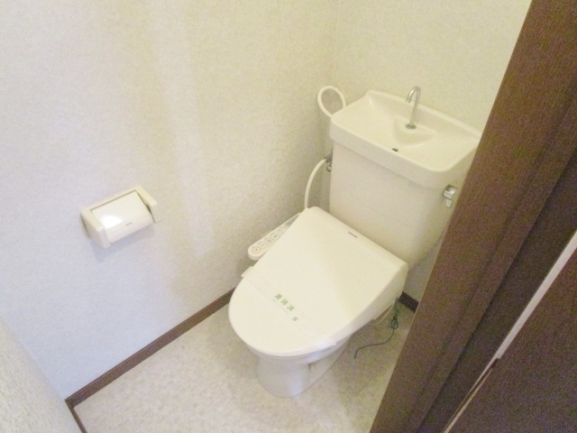 トイレ　別号室の参考写真になります。