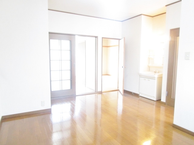 居室・リビング　別号室の参考写真になります。