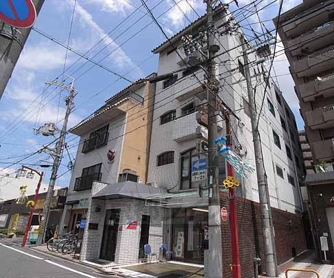 建物外観　細長いマンションです。