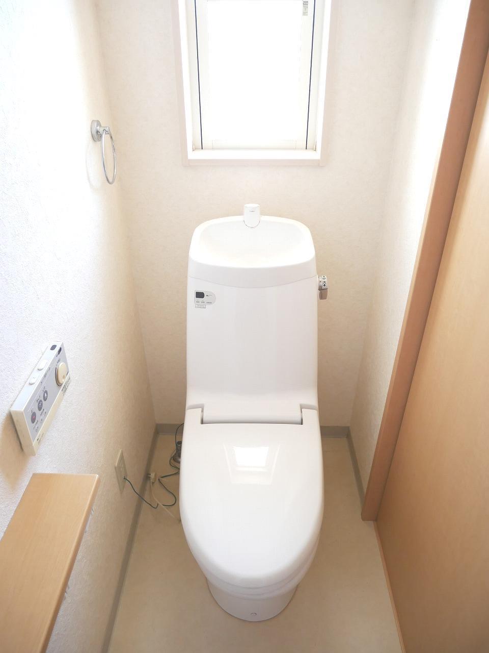 トイレ　明るく、小物置きもあるトイレットホルダー☆