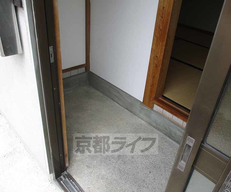 玄関　６帖和室です。