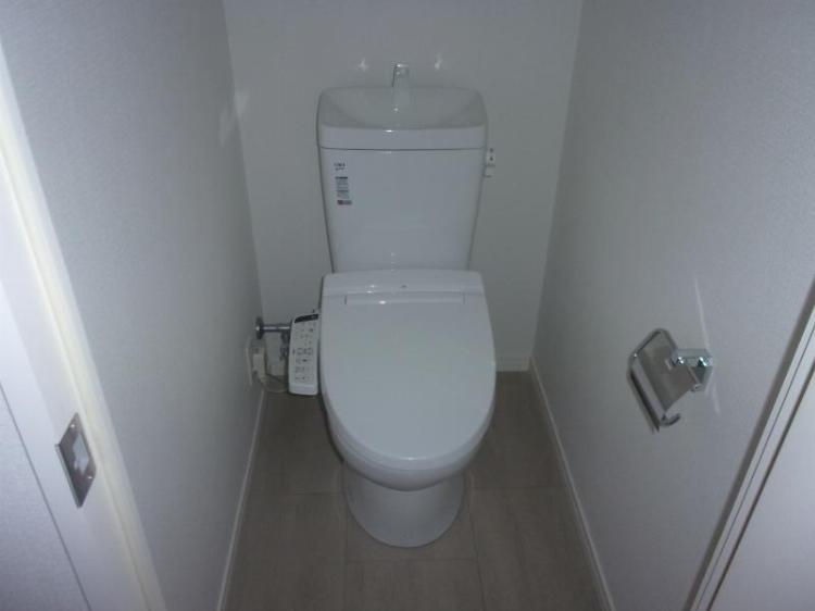 トイレ　落ち着いた色調のトイレです