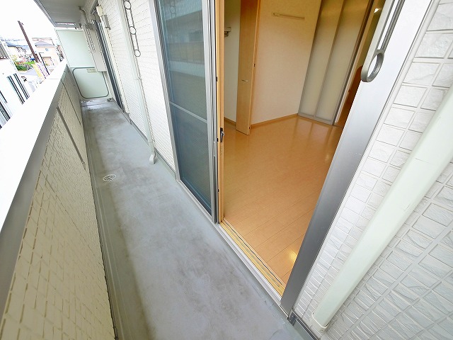 バルコニー　バルコニーからの眺めを楽しみながら食事をしませんか