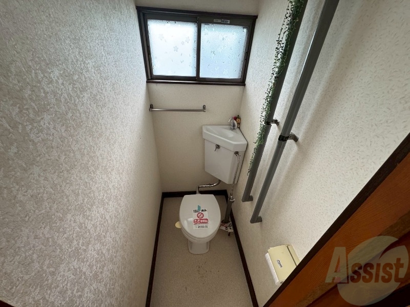 トイレ　こちらはトイレです。清潔感があり、安心して使用できます。