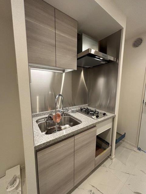 キッチン　キッチン天板には天然石を採用