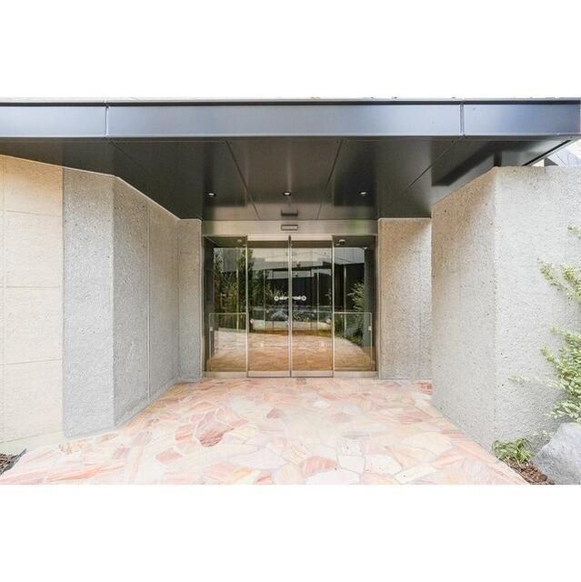 エントランス　落ち着いたエントランスです