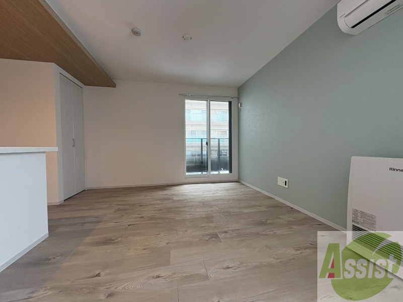 居室・リビング　アクセントクロスがお洒落なお部屋になっています！