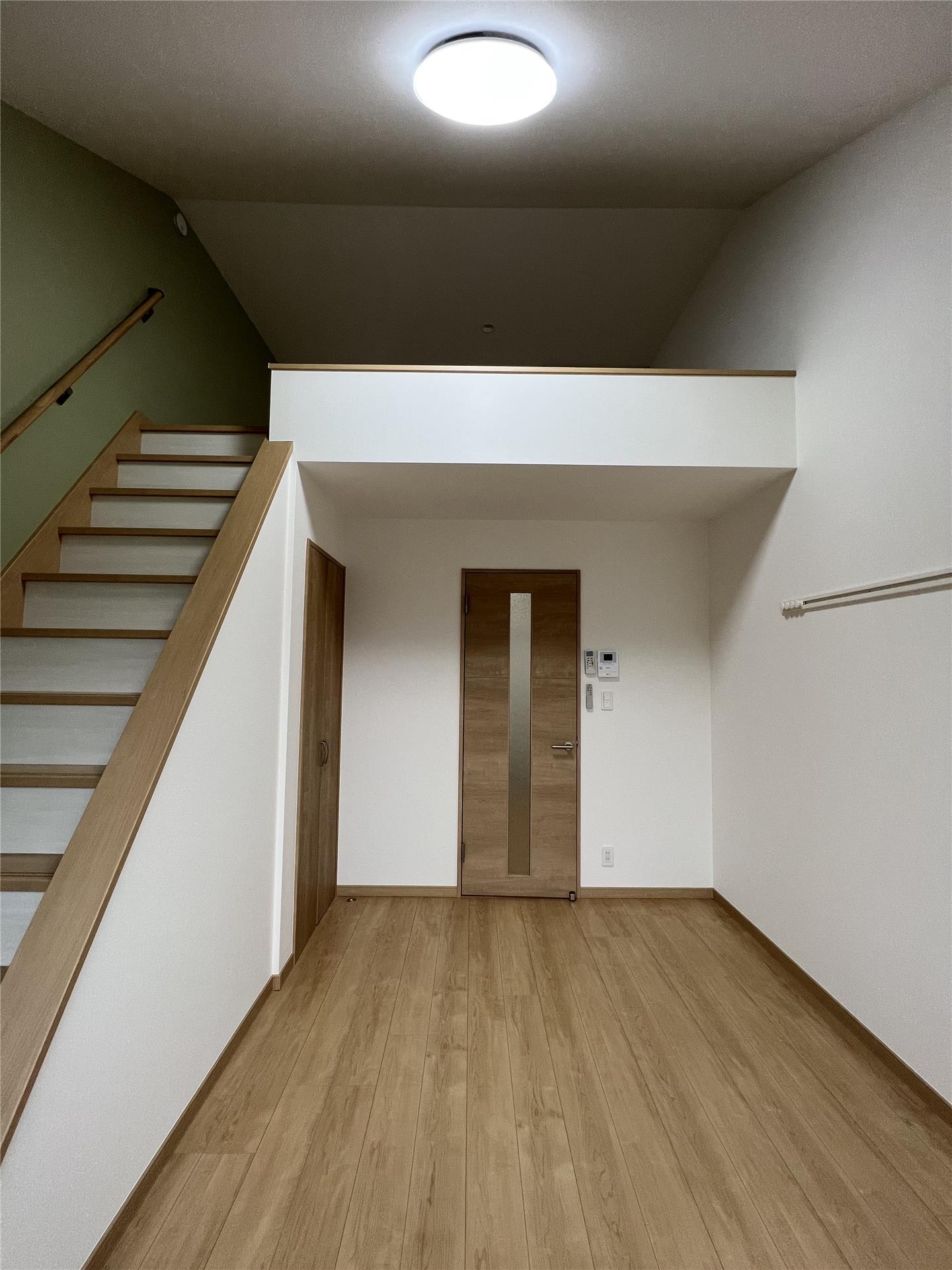 居室・リビング　入居中の為、別室画像です。