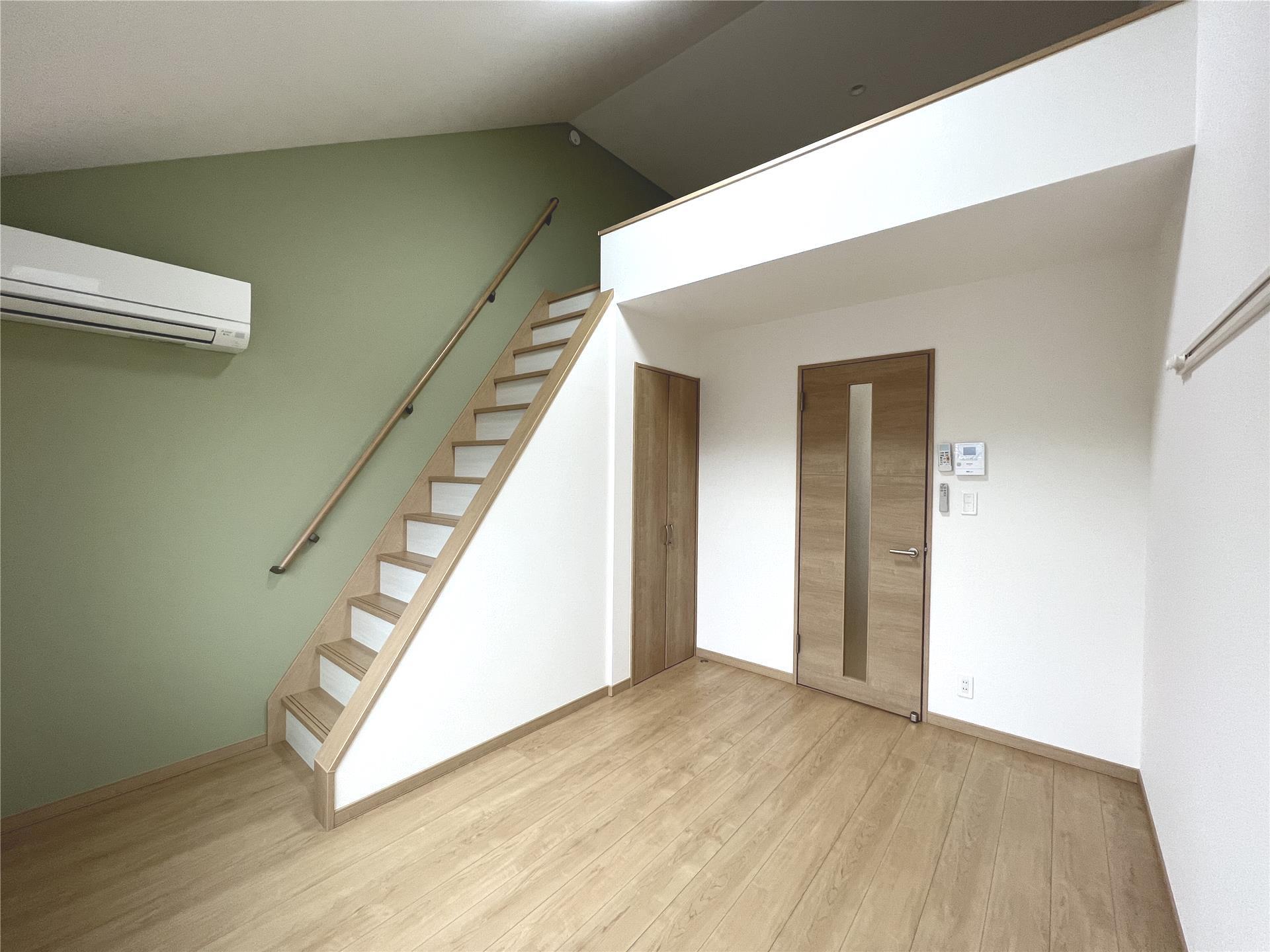 居室・リビング　入居中の為、別室画像です。